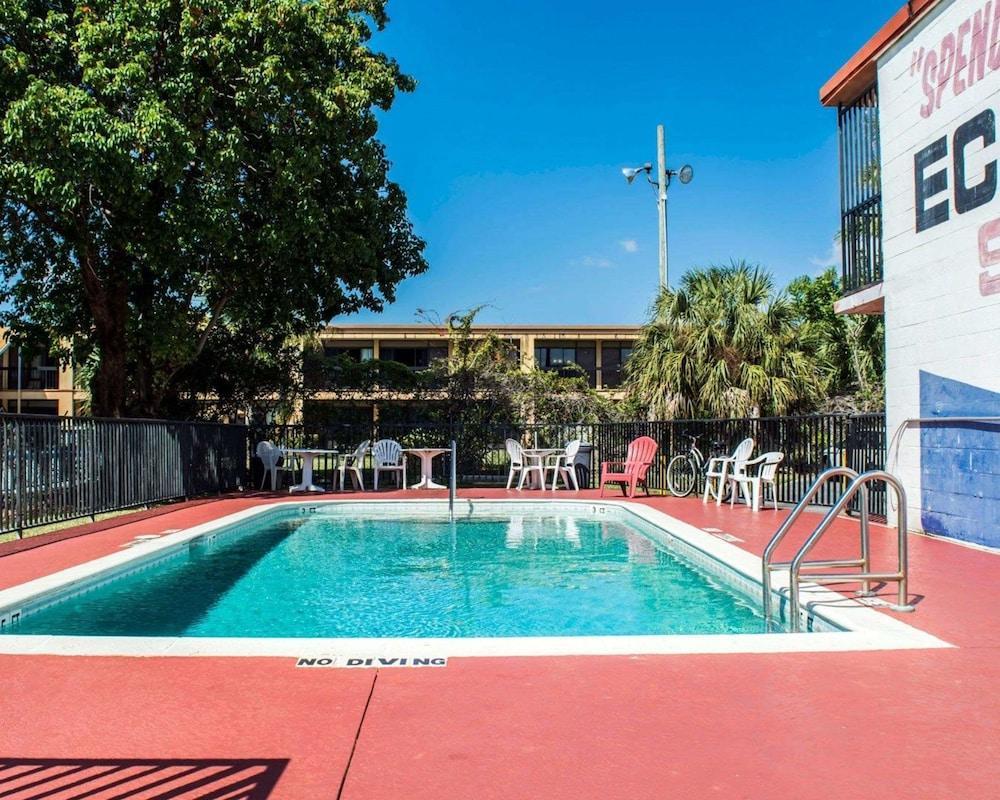 נורת' פורט מיירס Econo Lodge North מראה חיצוני תמונה